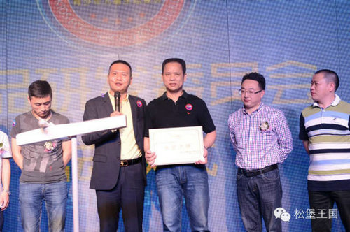 郭向阳总裁为我们的“工匠大师”楼荣良师傅颁发证书 郭向阳总裁为我们的“工匠大师”楼荣良师傅颁发证书