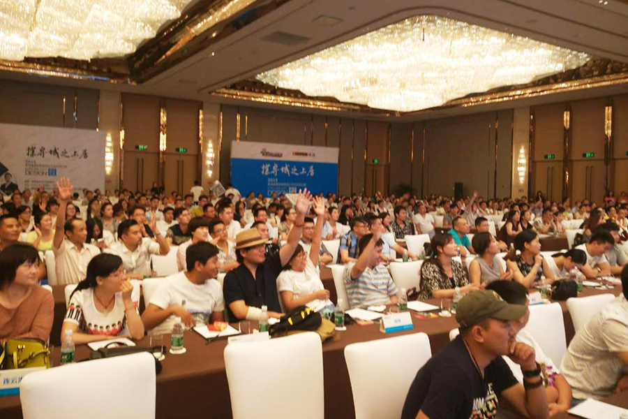 设计师们积极参与互动交流 设计师们积极参与互动交流