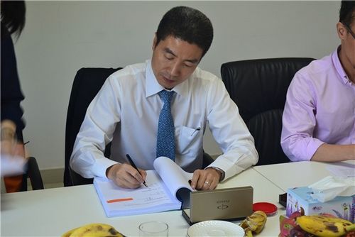 家乐福中国区副总裁曹成智先生在合同上签字
