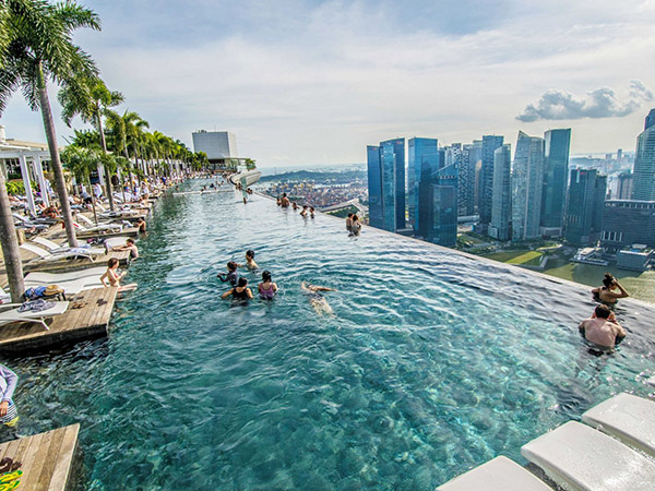 新加坡无边际泳池太远 来融域楼顶泳池清凉一