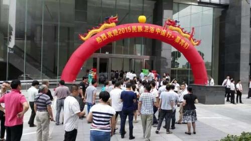 百多位嘉宾陆续进入金牌卫浴展厅 百多位嘉宾陆续进入金牌卫浴展厅