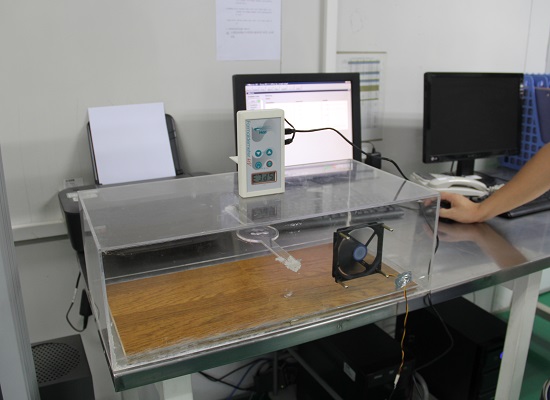 與電腦、密封箱連接好的攜帶式甲醛氣體偵測器 與電腦、密封箱連接好的攜帶式甲醛氣體偵測器