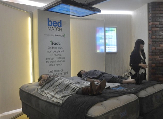 雅兰床垫展馆内消费者体验科技睡眠产品