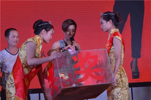 中國好聲音學(xué)員張欣奕互動抽獎環(huán)節(jié)