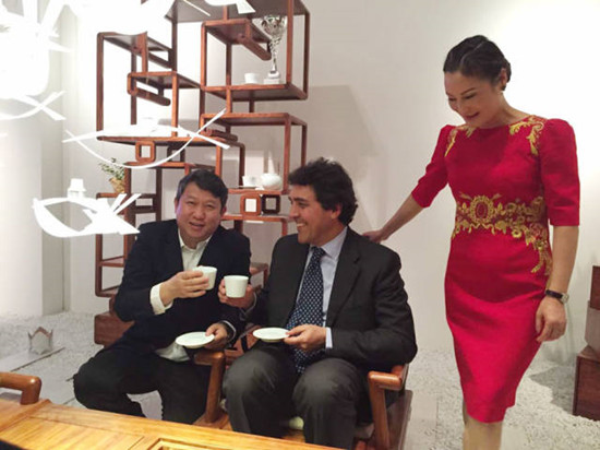 米兰市副市长与荣麟家居总裁戚麟先生亲密交谈,品评东方文化。