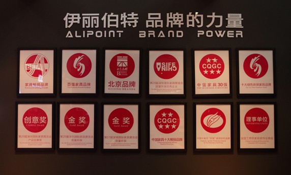 一座座奖杯，见证了伊丽伯特卓尔不凡的成长历程