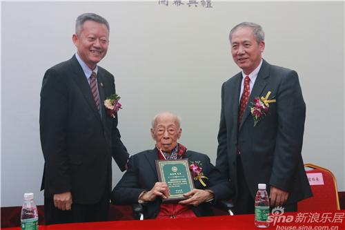 饶宗颐教授(中)被聘为中山大学首届顾问董事会名誉主席(右一为中山大学校长、中国科学院院士罗俊先生，左一为中山大学副校长、人文科学学院院长陈春声先生)