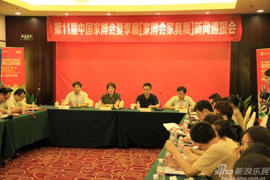 出席新闻通报会的领导陈斌、房敏、邵方毅、徐合如(从左到右)