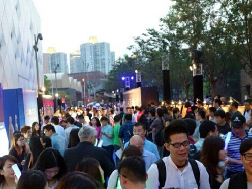上千位观众有序排队入场