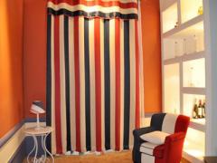 巧妙的布艺窗帘搭配使房间宽敞明亮