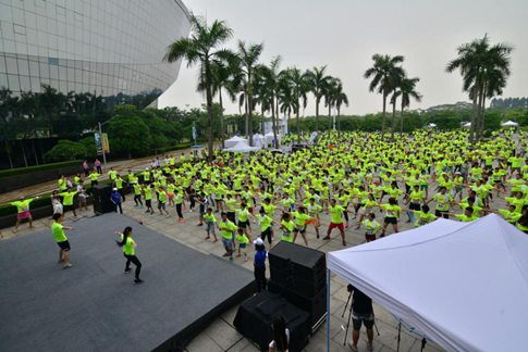 近2000名市民用一同學習熱身操為開跑做準備 近2000名市民用一同學習熱身操為開跑做準備