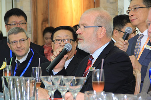 德国木门协会会长胡伯特先生对霍尔茨生态体系木门进行点评
