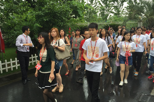 40多位顾家家居十年老客户代表和媒体代表走进顾家杭州工厂