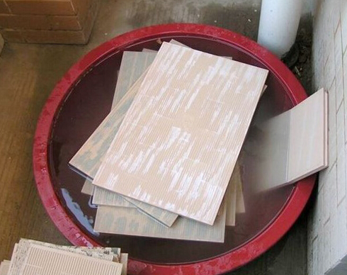 为什么有的瓷砖铺前要泡水