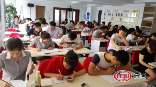 學員們參加結業考試 學員們參加結業考試