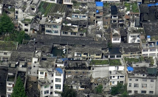 上拍摄的四川省芦山县太平镇地震灾区倒塌受损