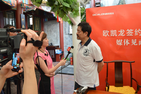 现场媒体对濮存昕先生进行采访
