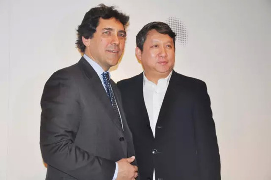 荣麟总裁戚麟(右)和米兰市副市长(左)