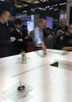 一群来自世界各地的客商围观研究崔勇最新设计的CUP龙头