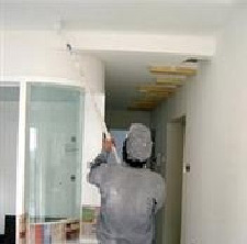墙面装修刮腻子时要延长2到3天的干透时间