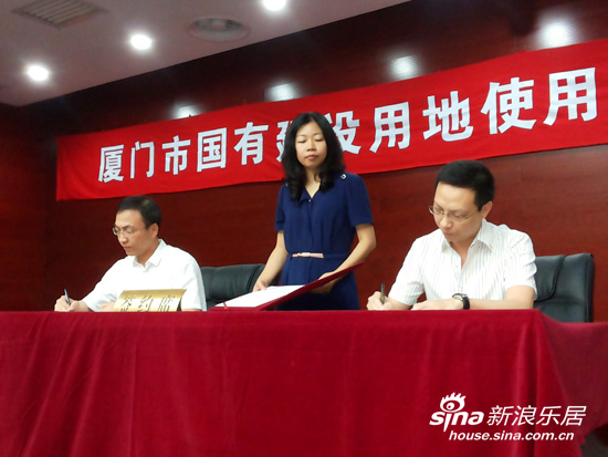 厦门宏石投资管理有限公司代表签订成交确认书