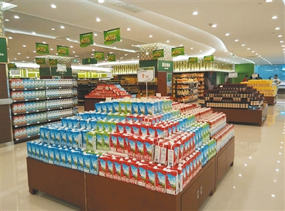 居然之家丽泽店新开进口食品超市提升人气。新京报记者 冯静 摄 居然之家丽泽店新开进口食品超市提升人气。新京报记者 冯静 摄