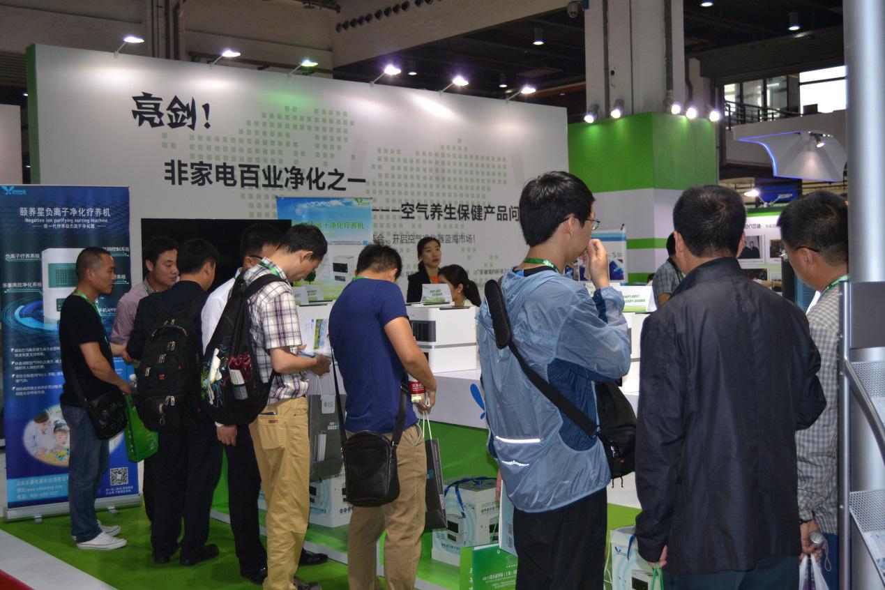 展會現(xiàn)場人頭攢動