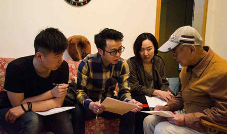 汇智留澳设计师文尔茜(右二)为棚户改造区居民提供设计咨询服务
