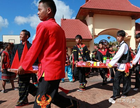缅甸佤邦公主红木嫁妆 军队实弹护送