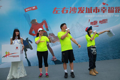 左右沙發董事長黃華坤拿起話筒,主動與現場觀眾互動并為獲獎者頒發獎項 左右沙發董事長黃華坤拿起話筒,主動與現場觀眾互動并為獲獎者頒發獎項