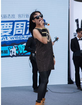 唱功了得的時尚樂隊，演繹了一首首耳熟能詳的歌曲，引得現場來賓紛紛跟唱