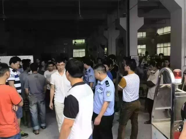 慕思制假窝点现场