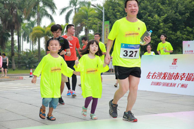 孩子們牽著父親的手沖過終點,沖向幸福 孩子們牽著父親的手沖過終點,沖向幸福