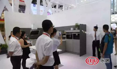 講解員為參觀者做面板測試