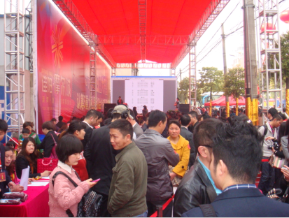 开盘现场人声鼎沸 热闹异常