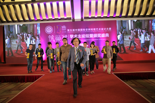 北京清尚建筑装饰工程有限公司董事长吴晞陪伴获奖设计师从T台走向公众