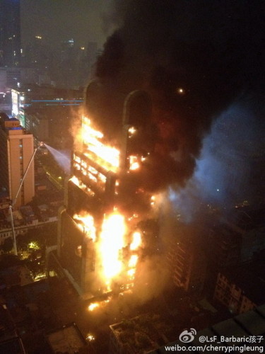 广州建业大厦起火 网友拍摄消防救火场景