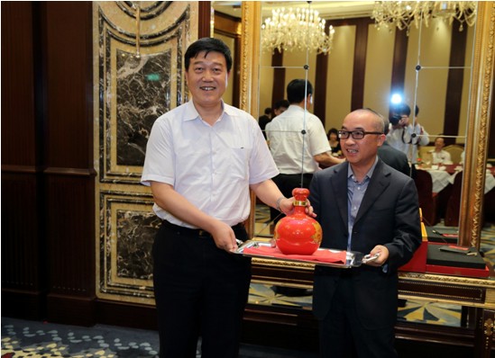 金辉地产董事长_金辉地产金小瑞