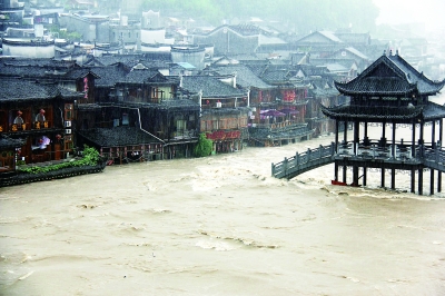 连日暴雨凤凰古城被淹 武汉游客目前安全