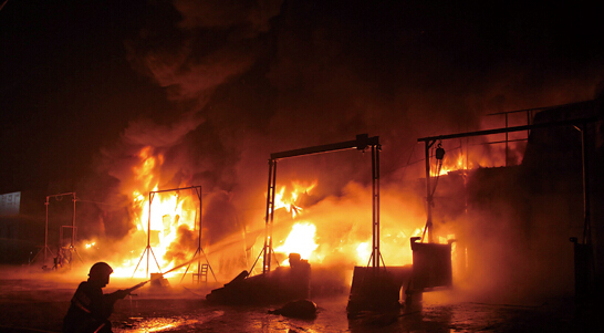 乌市绍兴东街大火烧毁15间彩钢板房