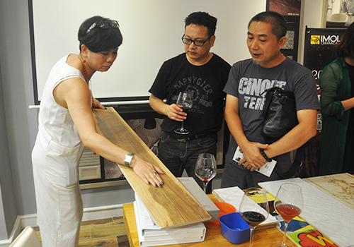 IMOLA陶瓷廣州分公司總經理黃雄心向設計師講解新品 IMOLA陶瓷廣州分公司總經理黃雄心向設計師講解新品