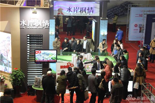 水岸枫情展位前 看房者络绎不绝