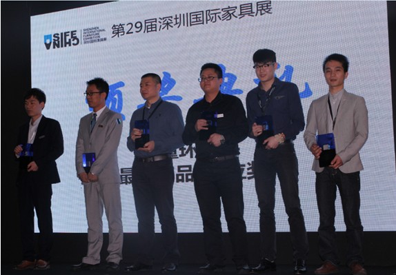 图为：伊丽伯特首席设计师(右一)数次上台领奖，可谓拿奖拿到手软