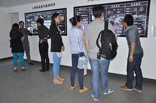 图6 设计师为顾客讲解施工工艺
