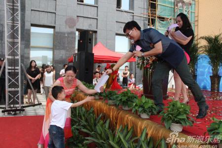 与现场观众互动