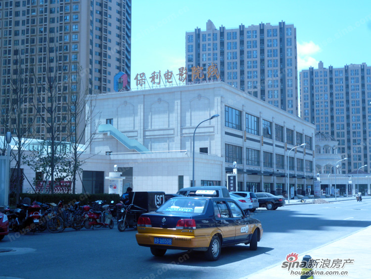 中国铁建广场位于华贸城西侧的保利电影院线,