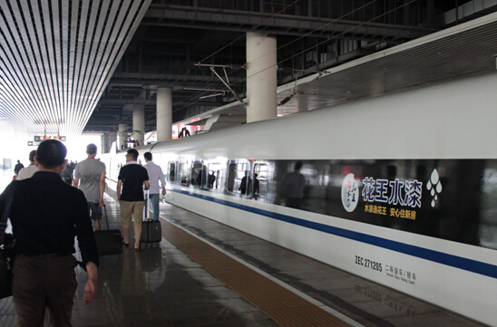 旅客陆续登上“花王水漆号”专列，开启美好的旅程