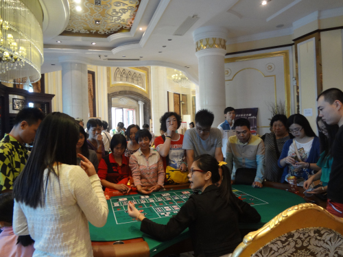 赌大小桌前围满了下注的参与者。