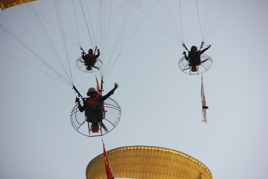 滑过 御湾 惠州首届动力滑翔伞表演赛落下帷幕