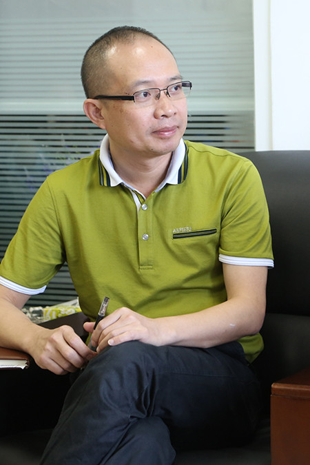 新明珠陶瓷集團(tuán)副總裁簡潤桐接受新浪家居記者采訪 新明珠陶瓷集團(tuán)副總裁簡潤桐接受新浪家居記者采訪